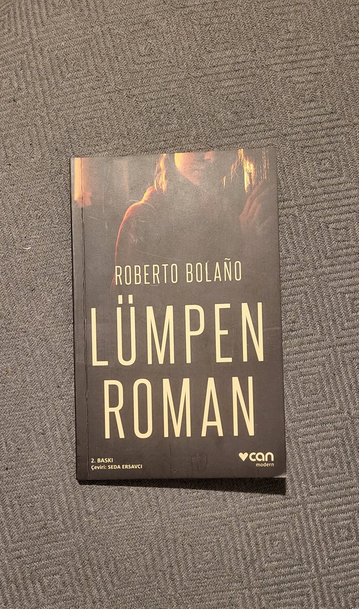 Dün akşam göz ucuyla bakarım diye elime aldığım Katlanılmaz Sığırtmaç bugün bitti, çok beğendim. Bolaño'nun dünyasından çıkmak istemiyorum. Aslında Vahşi Hafiyeler'e başlar gibi olmuştum ama küçük lokmalarla başlamanın daha iyi olacağını düşündüm. Lümpen Roman'la devam.
