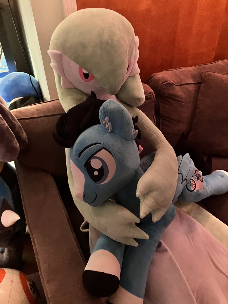 Enduro makes a cute lap-pony for Gardevoir