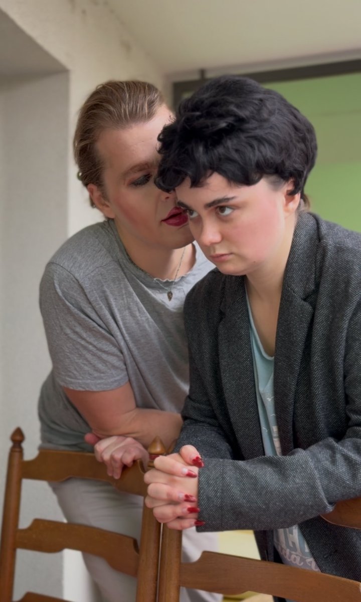 приколена tweet media