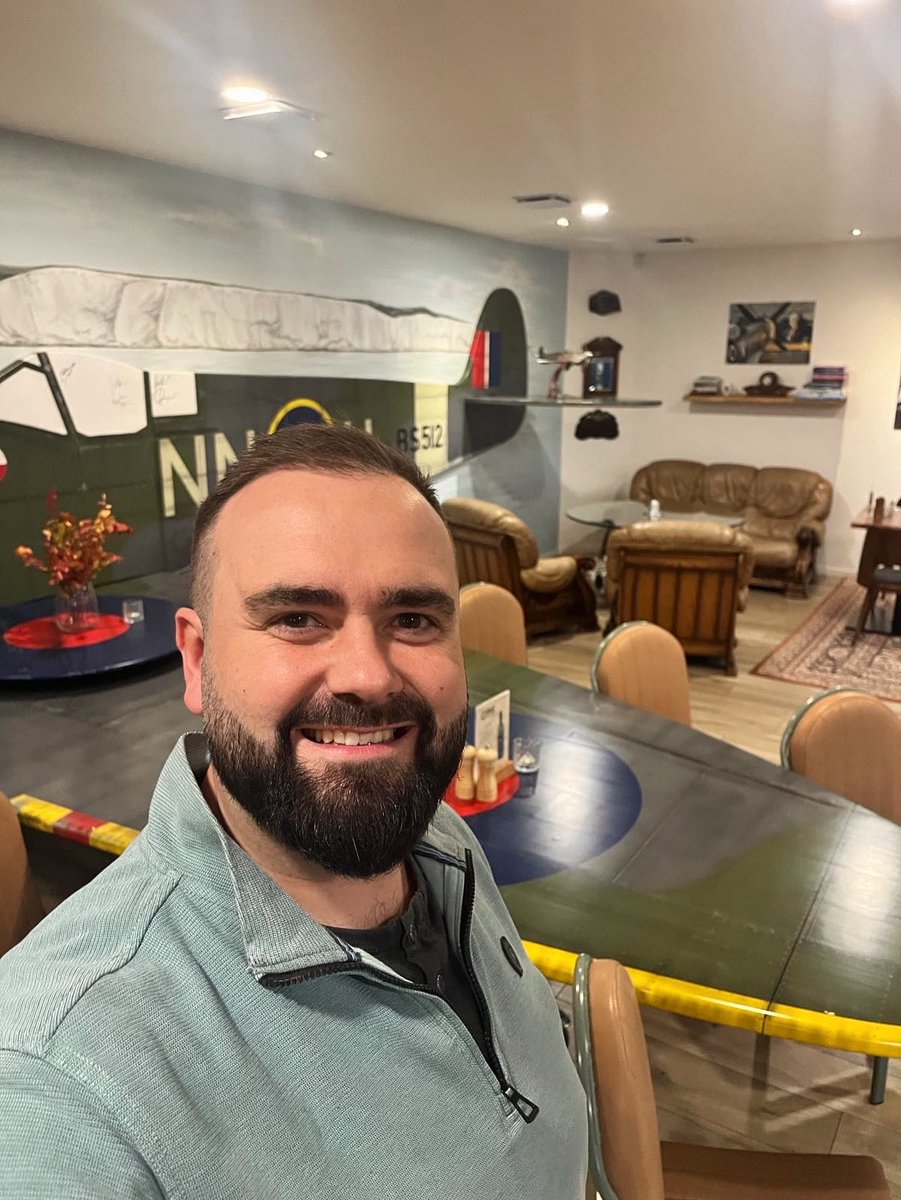 Není snad lepší místo na pracovní schůzku k obraně než v Kavárně RAF v Ivančicích 📍

Dokonce jsem tu na tabuli se jmény padlých pilotů objevil i svého předka, Josefa Felkla, který položil život v boji proti nacismu 🇨🇿