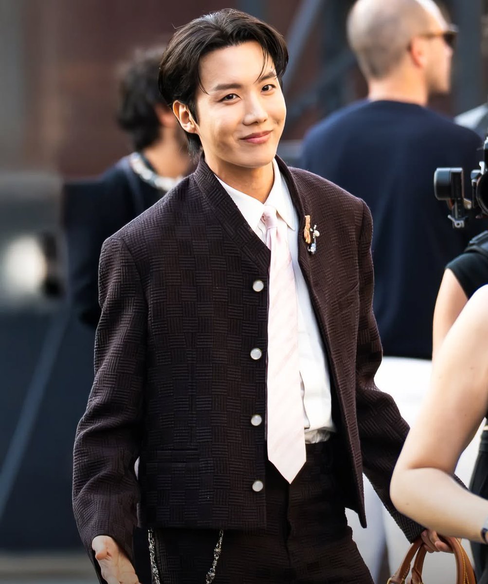 voteforjhsw's tweet photo. 1 RT / 1 reply = 1 vote 

I vote for #jhope at #2025MAMAVOTE https://t.co/bmZcaIFG29