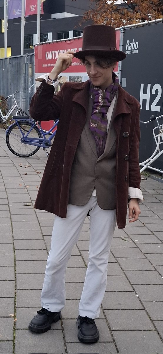 HALLOWEEN FIT - WHO AM I