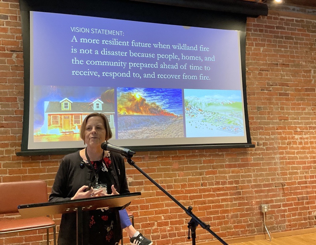 SWfirescience's tweet image. We have been enjoying ourselves at #AZWUI2025 in Prescott, #AZ!

On day one of the workshop, we heard about the wicked problem of community #wildfire risk reduction from Frank Frievalt (Dir. WUI Fire Institute @CalPoly) and learned about Firewise from Michele Steinberg (@NFPA) 🔥