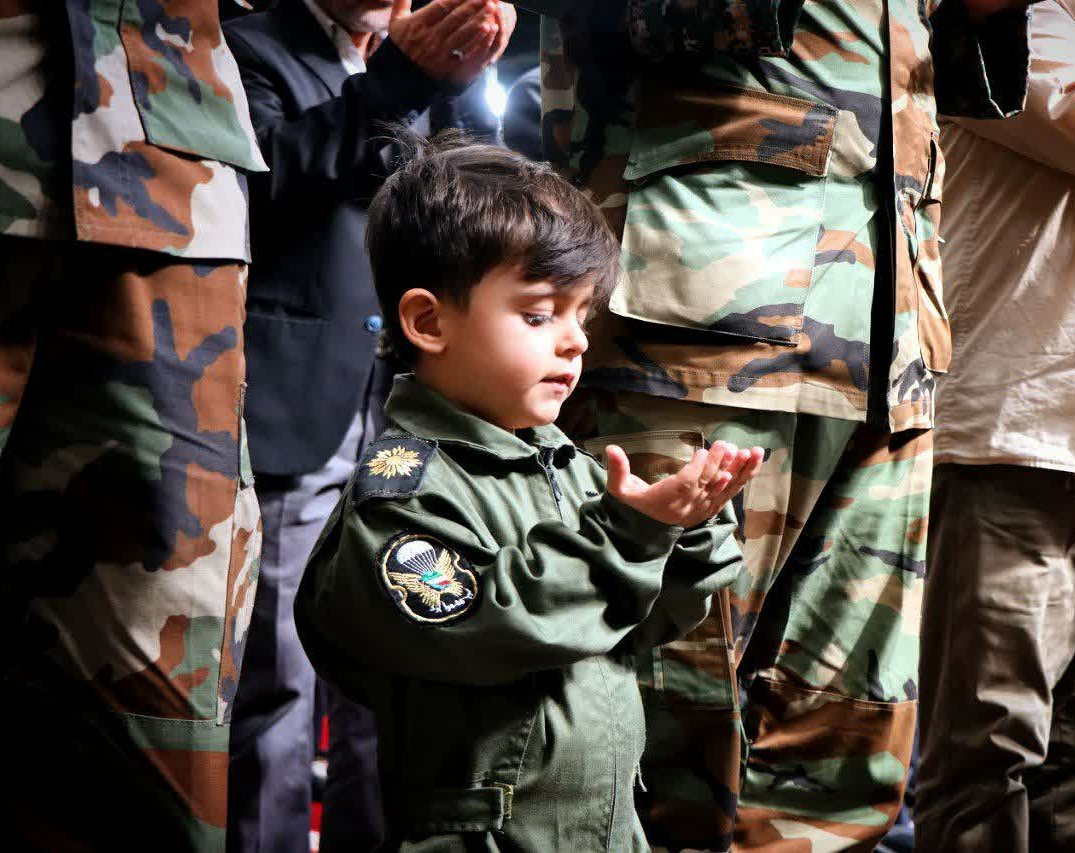 الگوی دهه نودی هامون حسین فهمیده ای هست که جونش رو فدای مردم کرد...
شادری روحش صلوات :)💙
#مدرسه_عشق 
#مدرسه_بسیج