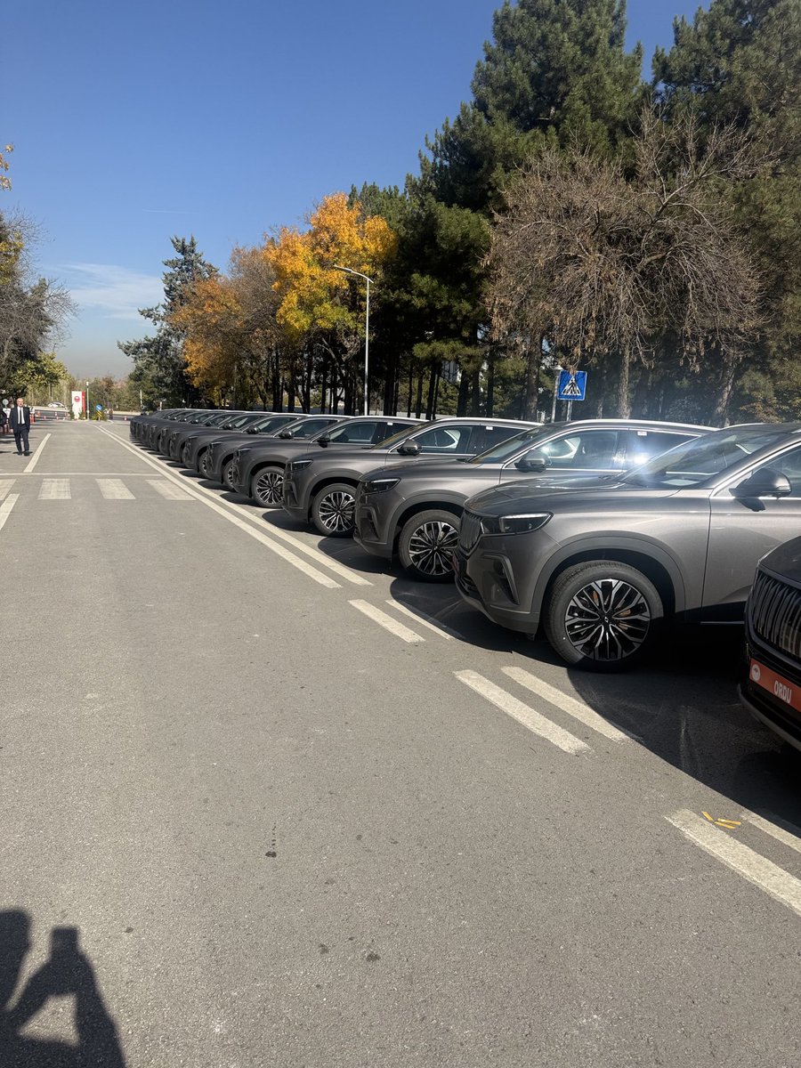 TOGG_Team's tweet photo. 🚜🇹🇷 Tarımda Elektrikli Otomobil Dönüşümü Başladı!

Tarım ve Orman Bakanlığı tarafından Tarım İl Müdürlüklerine Togg T10X araçlarının teslimatları gerçekleştirildi. 🌱

Yerli üretim, milli teknoloji ve çevreci vizyonu ile Togg, tarımda dijitalleşme ve sürdürülebilir ulaşımın yeni simgesi oluyor. Elektrikli, sessiz ve doğa dostu yapısıyla hem çevreyi koruyor hem de yerli gücün gururunu taşıyor. ⚡🌍

Türkiye’nin toprağına, doğasına ve geleceğine hizmet eden bu adım; yerli teknolojiyle yeşeren bir vizyonun yansıması. 💚

#Togg #T10X #TarımVeOrmanBakanlığı #YerliVeMilli #SıfırEmisyon #DoğaİçinTeknoloji #ToggTeamTürkiye
