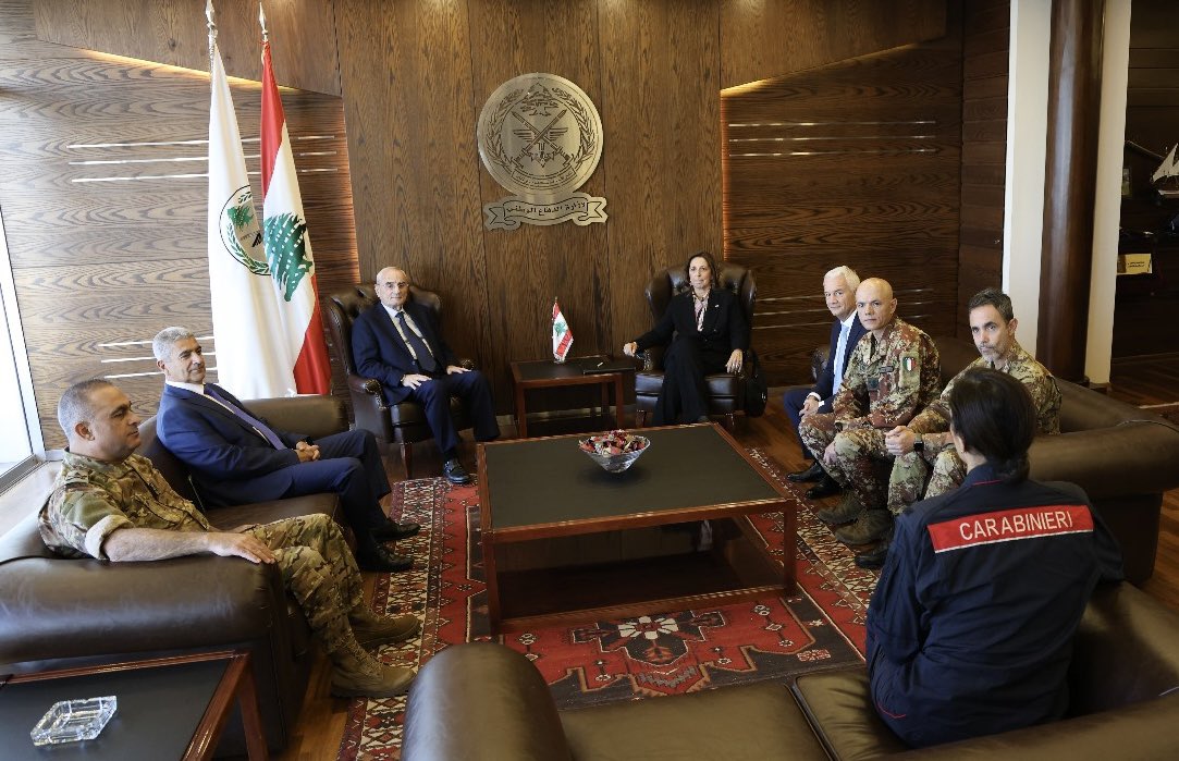 استقبل وزير الدفاع الوطني اللواء ميشال منسى في مكتبه في اليرزة اليوم نائب وزير الدفاع الإيطالي إيزابيلا راوتي على رأس وفد، بحضور السفير الإيطالي في لبنان فابريزيو مارسيللي. وتم خلال اللقاء البحث في العلاقات الثنائية بين وزارتي الدفاع في البلدين وسبل تعزيز التعاون العسكري بين