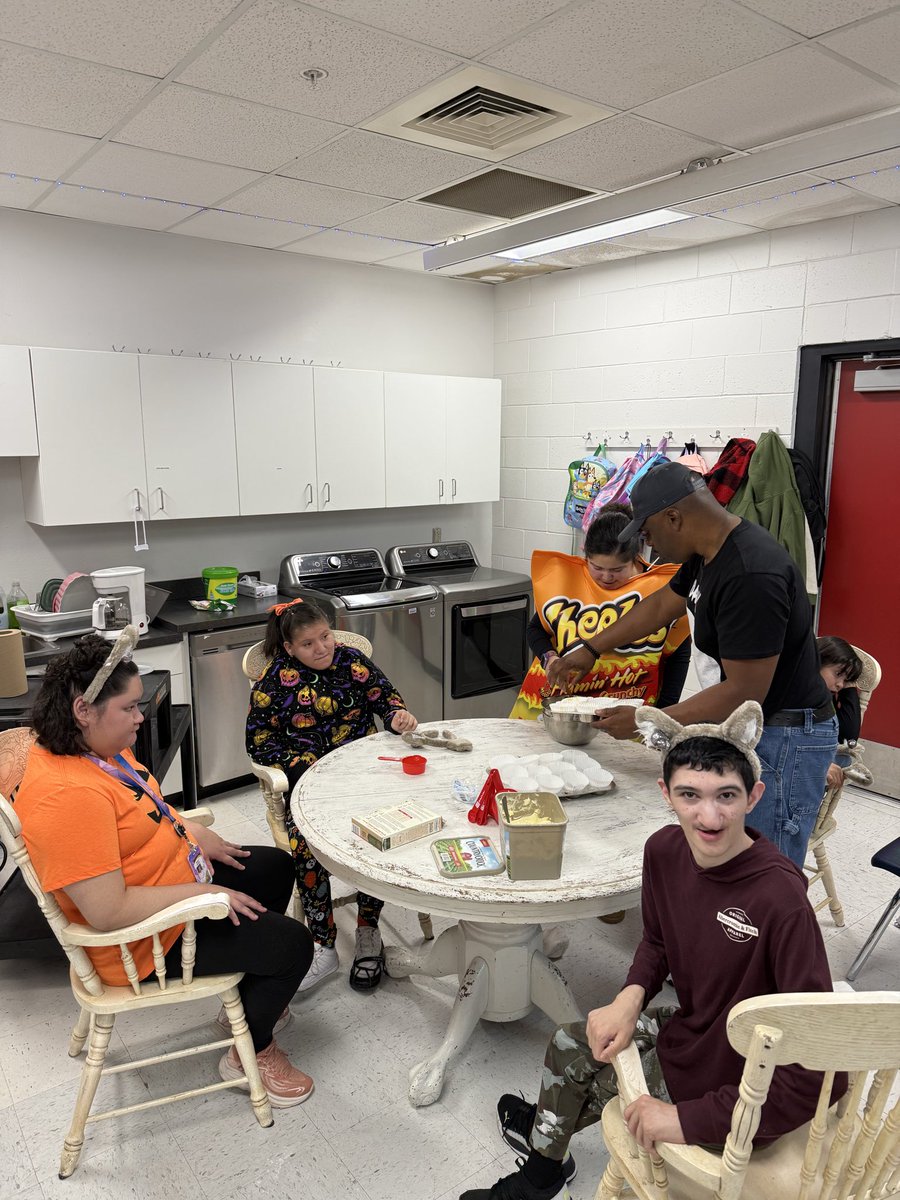 CoachBeaven's tweet photo. Happy Halloween from FLS! We learning to make cupcakes today! @EDAztecs_HS #TheEmpire #ALLin https://t.co/yJC677IxUj