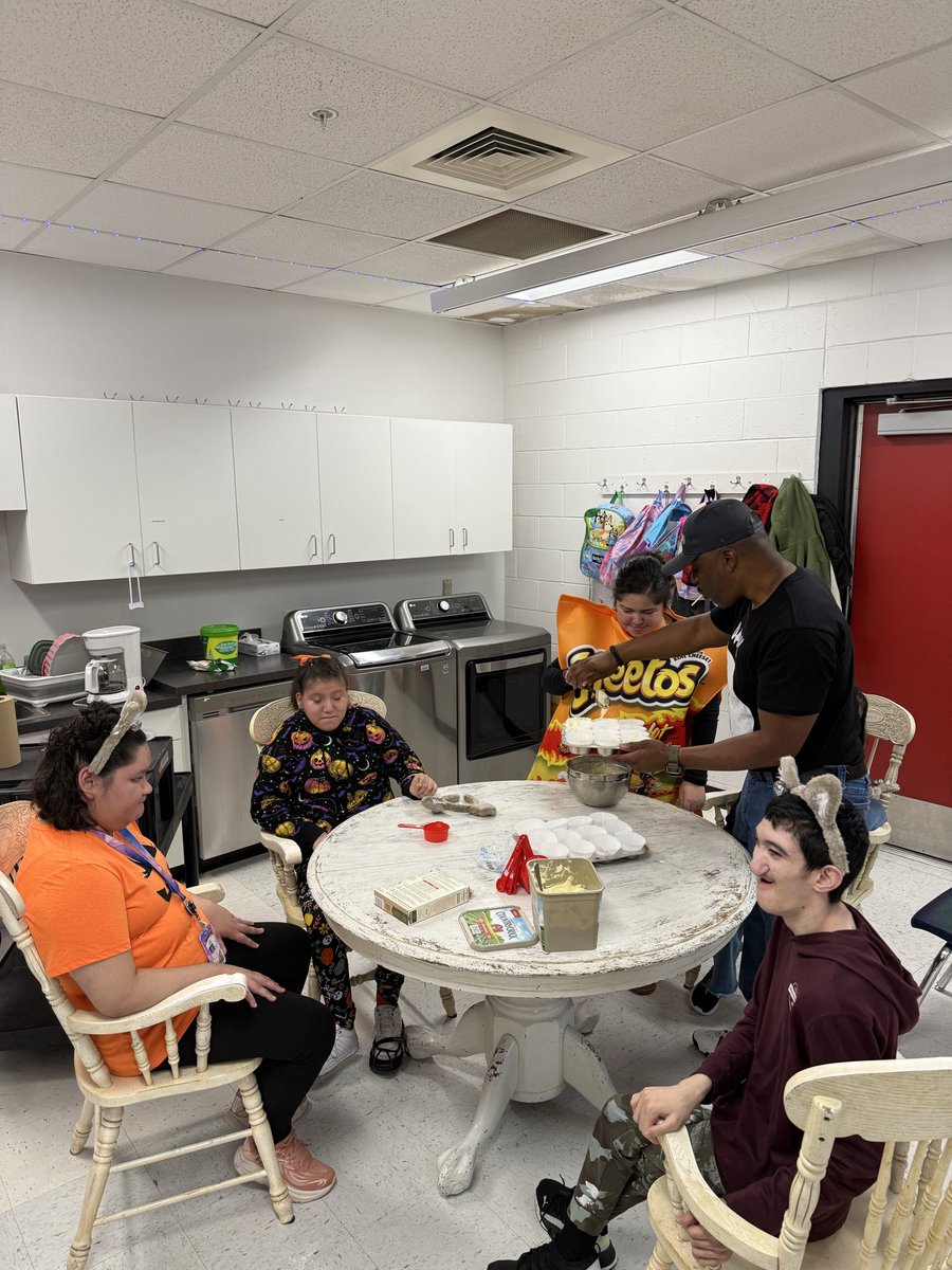 Happy Halloween from FLS! We learning to make cupcakes today! <a href="/EDAztecs_HS/">Patricia Pedroza</a> #TheEmpire #ALLin