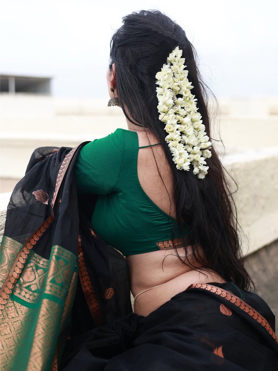 உதிர்வோம் என தெரிந்தும் பூக்கள் மலர மறுப்பதில்லை!