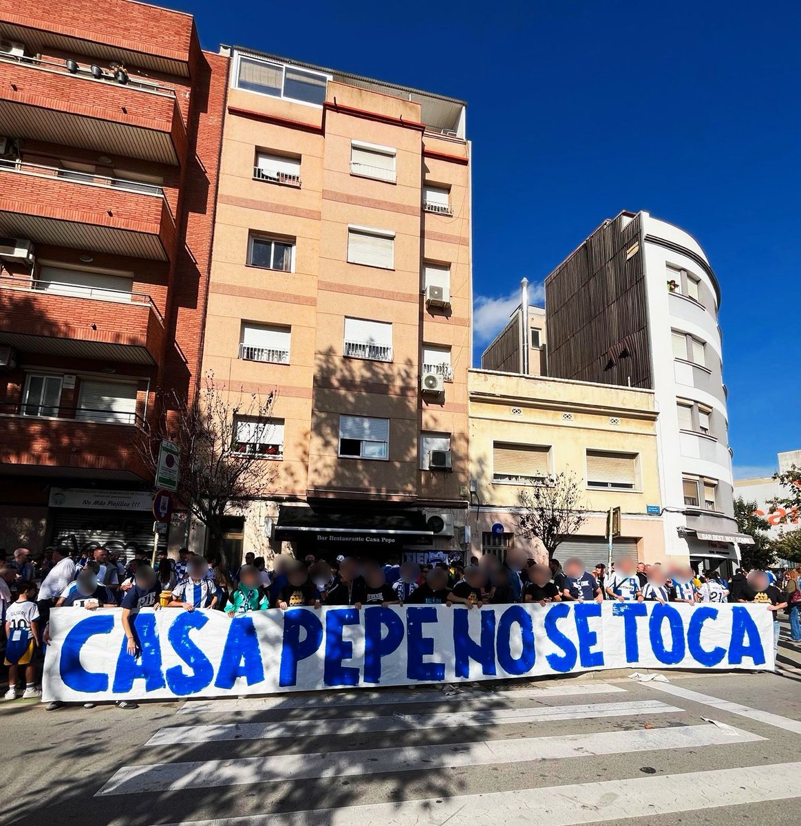 En resumidas cuentas, la solución para que no te atropellen en la previa es cerrar el bar, y no, como solicitamos reiteradamente, cortar la calle dos horas antes del encuentro.

¡CASA PEPE NO SE TOCA!

ODIO ETERNO AL FÚTBOL MODERNO.

#RCDE