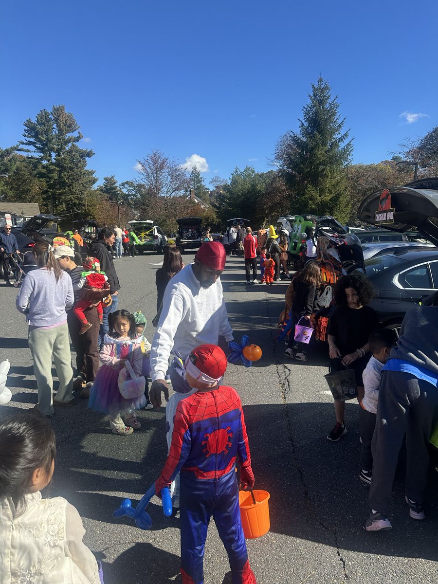 House_Works's tweet image. Happy Halloween! HouseWorks was thrilled to support the CareOneNewton Trunk-or-Treat event! 🎃👻 We’re proud to support events that bring joy, connection, and smiles to the seniors, families, and partners we serve.