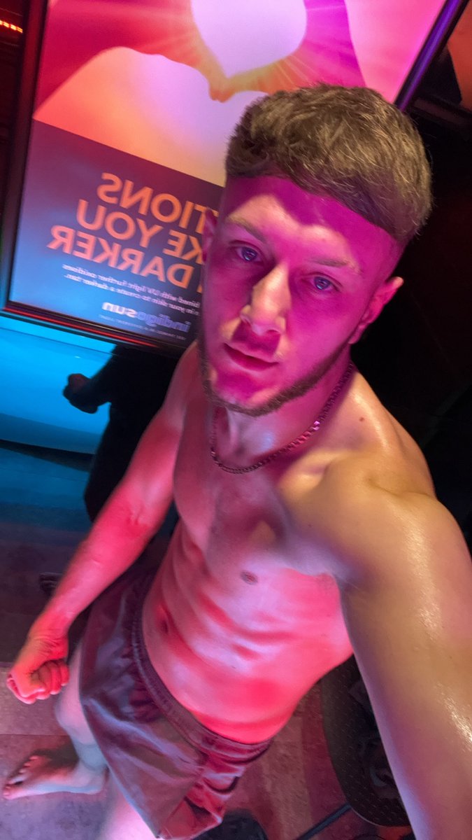 Oiled up and sweaty from the sunbeds 💦😈 pay for my monthly subscription £50 losers 

revolut.me/charliebex20
#findom #master #paypig