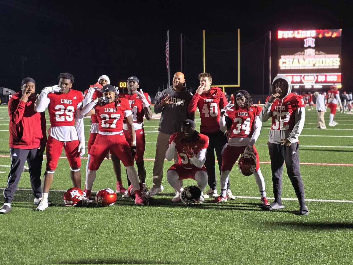 ricej32's tweet image. #emcc ☠️ linebackers coach @SimpOneTwo celebrate with #hitters after a great team win.
