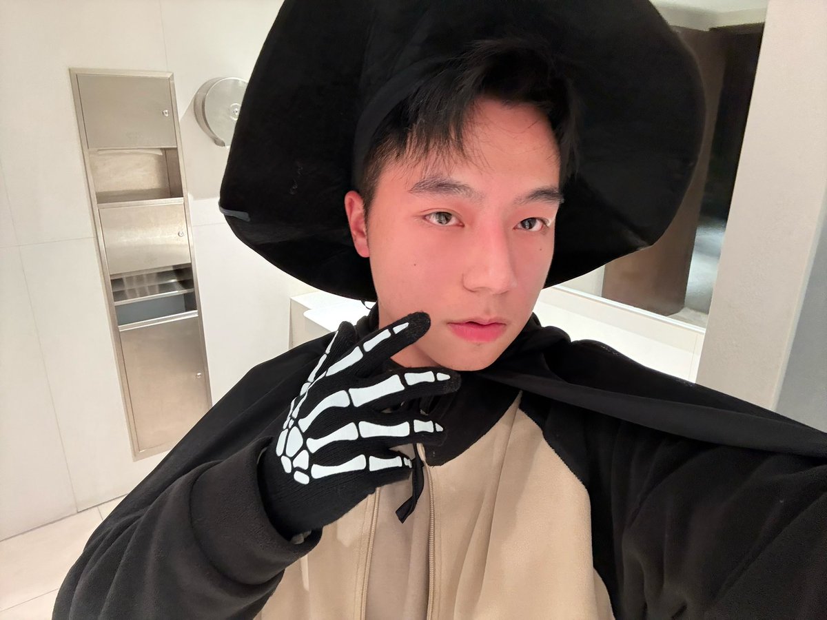 _buzzbu22's tweet image. 我喝多就这样🎃