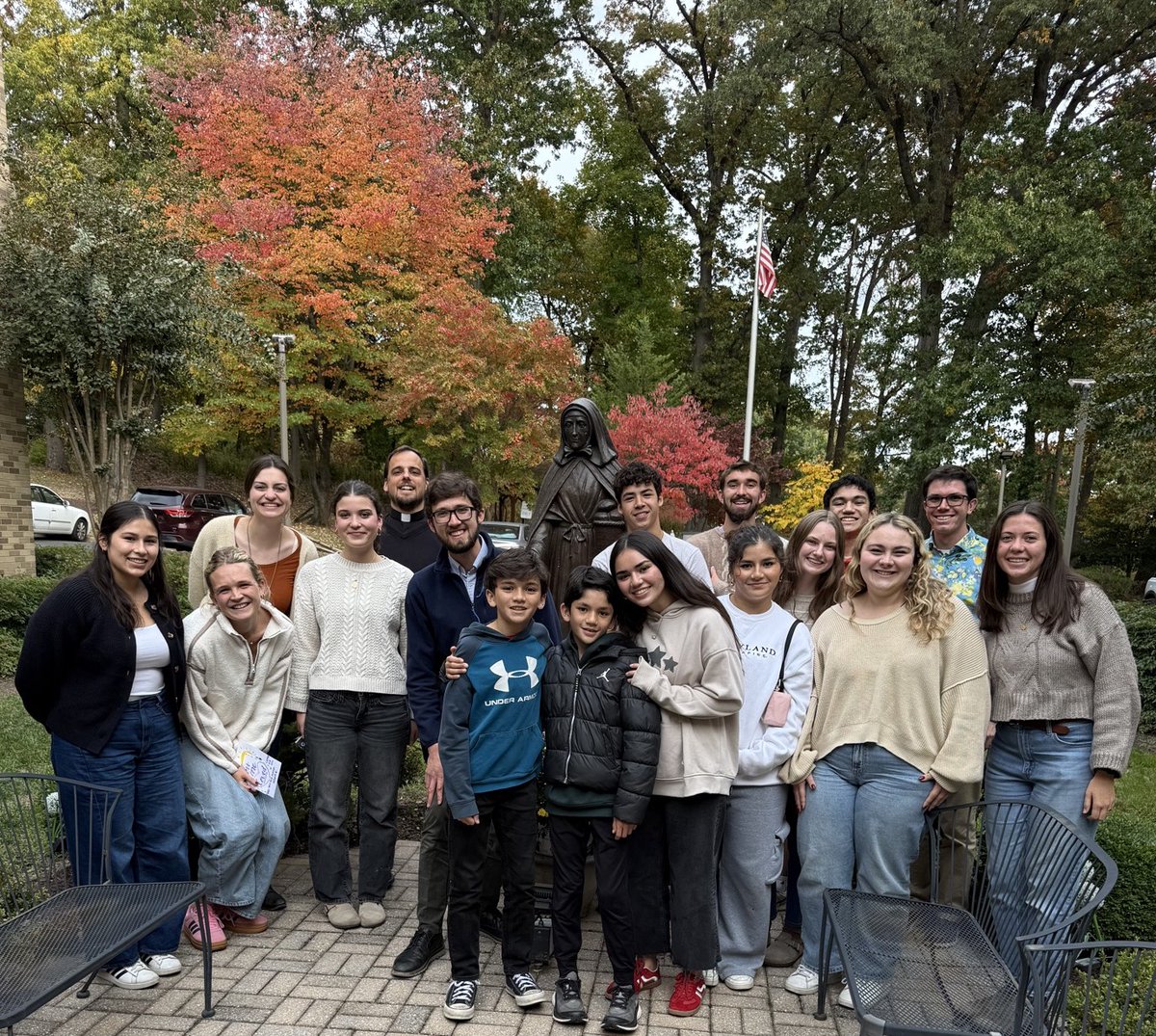SaintAnnDC's tweet image. Last Saturday, our high school Cénaculo #YouthProgram visited the residents at the Little Sisters of the Poor Jeanne Jugan House. While there, they sang songs with the residents, visited with them to hear their stories, and prayed with them.