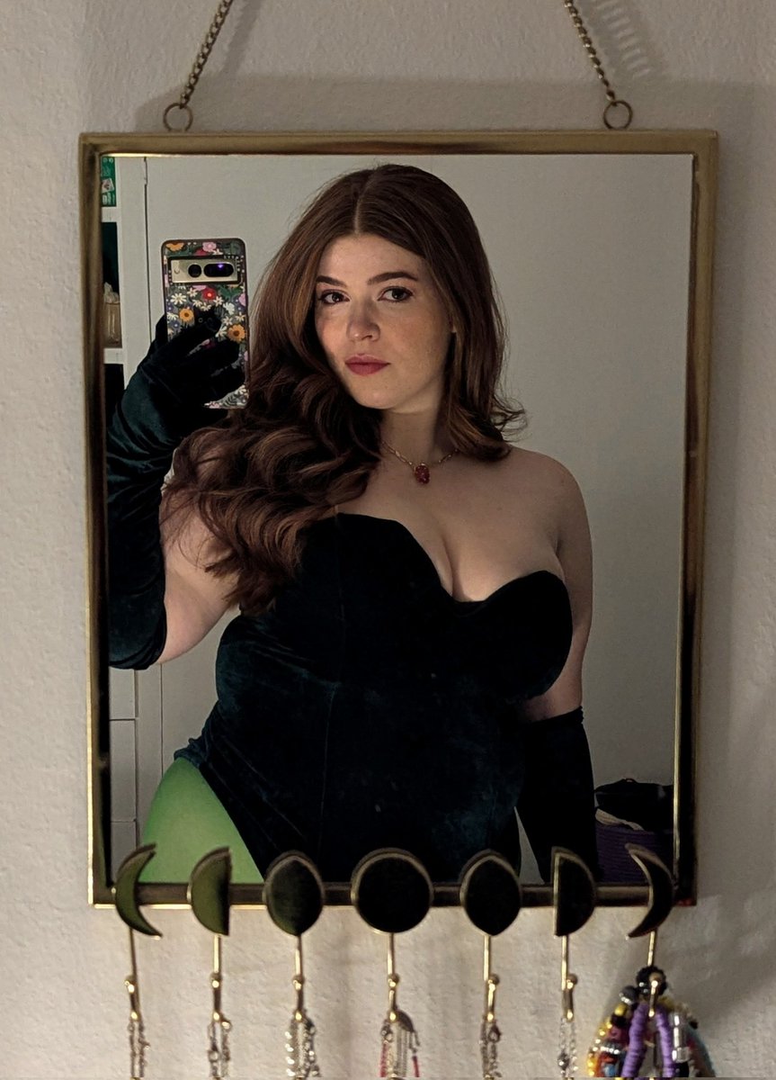 Holly-Beth tweet media