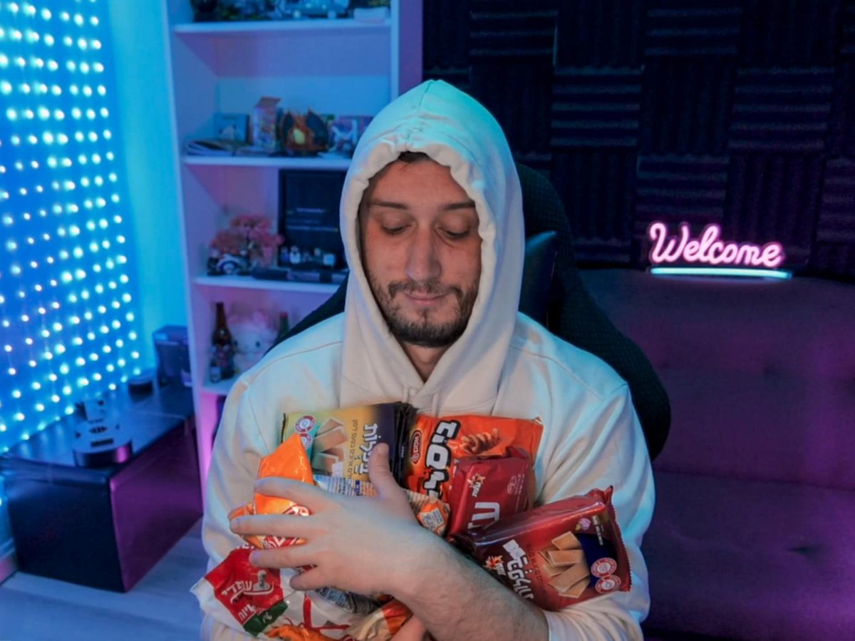 🚨TRYING FOREIGN FOOD/DRINKS PART 1🚨

📅Wednesday, the 5th of November
🕐8 PM UK, 3 PM EST
👀See you there

The first part of the series is brought to you thanks to my friend DummyNoob, who sent me a huge bag of snacks to try.