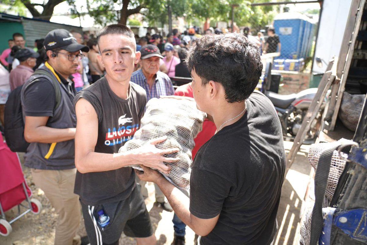 Iniciamos en #Cúcuta la entrega de #AlimentosParaLaVida con más de 80 T@s de papa en Cúcuta, San Cayetano, Los Patios y Villa del Rosario. Más de 1600 familias beneficiarias de este trabajo articulado con <a href="/MinAgricultura/">Min. de Agricultura</a> 

El Cambio es imparable. 
<a href="/petrogustavo/">Gustavo Petro</a> 
<a href="/ProsperidadCol/">Prosperidad Social</a>
