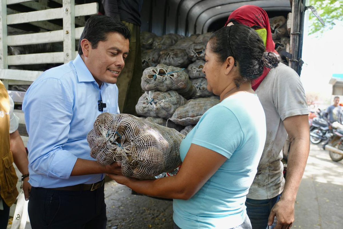 mao_rodriguez1's tweet photo. Iniciamos en #Cúcuta la entrega de #AlimentosParaLaVida con más de 80 T@s de papa en Cúcuta, San Cayetano, Los Patios y Villa del Rosario. Más de 1600 familias beneficiarias de este trabajo articulado con @MinAgricultura 

El Cambio es imparable. 
@petrogustavo 
@ProsperidadCol https://t.co/e4dE4UvyrY