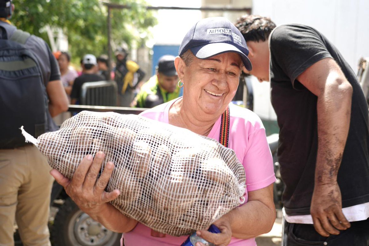 mao_rodriguez1's tweet photo. Iniciamos en #Cúcuta la entrega de #AlimentosParaLaVida con más de 80 T@s de papa en Cúcuta, San Cayetano, Los Patios y Villa del Rosario. Más de 1600 familias beneficiarias de este trabajo articulado con @MinAgricultura 

El Cambio es imparable. 
@petrogustavo 
@ProsperidadCol https://t.co/e4dE4UvyrY