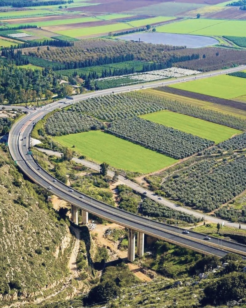 مرجُ ابن عامر قم وحدث قصةً
أبطالها نفروا إلى الرحمن 

ما همهم بيت الطغاة وسجنهم
عافوا قيود الذل والحرمان

فالحُر يأبى أن يكون مقيدًا
والصّقر يأنف ذلّة الخرفان

📍مرج ابن عامر 
الطباعة البارزة - كلية الفنون