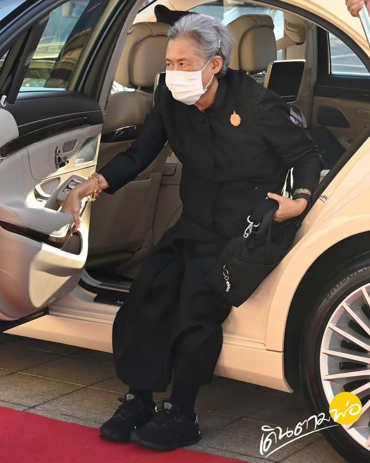 ขอน้อมถวายกำลังพระทัย
แด่ ”กรมสมเด็จพระเทพฯ“  
และ ทุกๆ พระองค์
ให้ทรงเข้มแข็ง และมีพระพลานามัยสมบูรณ์แข็งแรง
 #พระบรมราชชนนีพันปีหลวง 
#ตุลาอาลัย

ขอบคุณ ..เพจเดินตามพ่อ