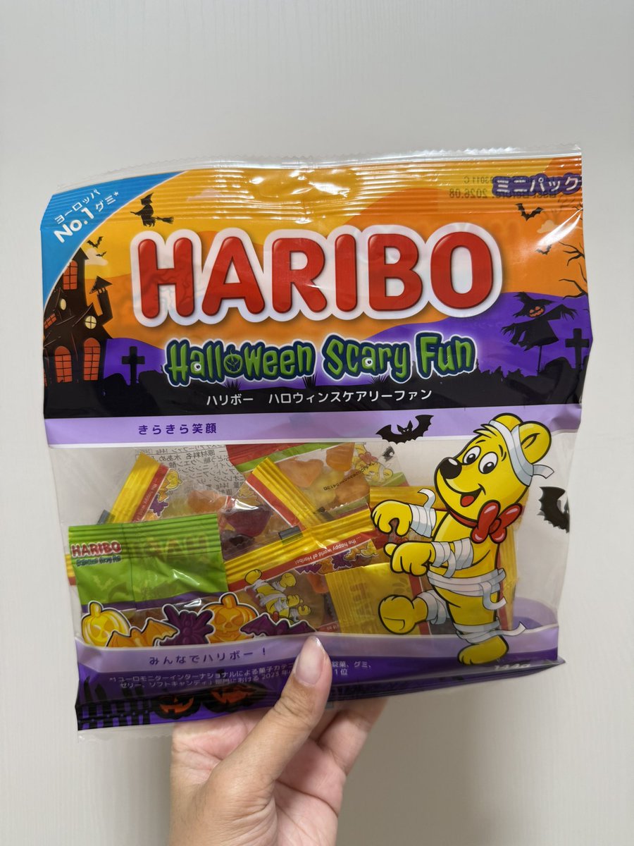 softbyun_'s tweet photo. giving out mini haribo packs tmr too!! each pax can redeem 1 set of scented tags (rmb to RT pinned tweet) and a mini haribo pack hehe. should be distributing around 12pm…. tbc!!!! ❤️ 

#BAEKHYUN #ReverieSINGAPORE #REVERIEinSingapore #BAEKHYUNinSingapore https://t.co/bn5g5XP8Ay