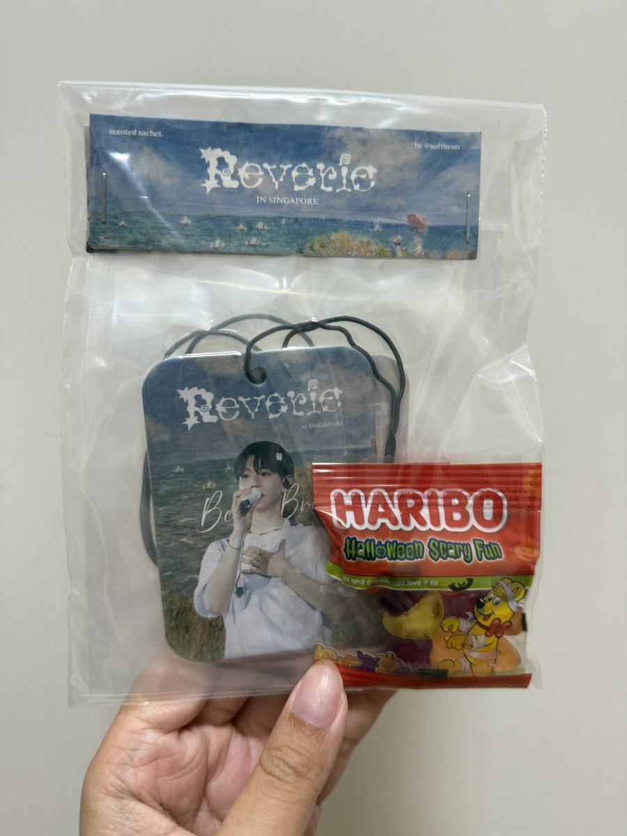 softbyun_'s tweet photo. giving out mini haribo packs tmr too!! each pax can redeem 1 set of scented tags (rmb to RT pinned tweet) and a mini haribo pack hehe. should be distributing around 12pm…. tbc!!!! ❤️ 

#BAEKHYUN #ReverieSINGAPORE #REVERIEinSingapore #BAEKHYUNinSingapore https://t.co/bn5g5XP8Ay