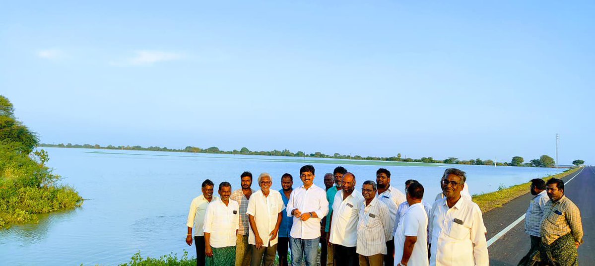 YSR Congress Party (@ysrcparty) on Twitter photo ఈరోజు కారంచేడు మండలం, కుంకులమర్రు సమీపంలో నీట మునిగిన పంట పొలాలను రైతులతో కలిసి పరిశీలించిన పర్చూరు నియోజకవర్గ వైసీపీ ఇంచార్జ్ మరియు రాష్ట్ర కార్యదర్శి గాదె మధుసూదన్ రెడ్డి గారు.
కౌలు రైతులతో ముఖాముఖీ మాట్లాడి కౌలు,పెట్టుబడి,వాటిల్లిన నష్టం వంటి వివరాలు అడిగి తెలుసుకున్నారు ఈరోజు కారంచేడు మండలం, కుంకులమర్రు సమీపంలో నీట మునిగిన పంట పొలాలను రైతులతో కలిసి పరిశీలించిన పర్చూరు నియోజకవర్గ వైసీపీ ఇంచార్జ్ మరియు రాష్ట్ర కార్యదర్శి గాదె మధుసూదన్ రెడ్డి గారు.
కౌలు రైతులతో ముఖాముఖీ మాట్లాడి కౌలు,పెట్టుబడి,వాటిల్లిన నష్టం వంటి వివరాలు అడిగి తెలుసుకున్నారు