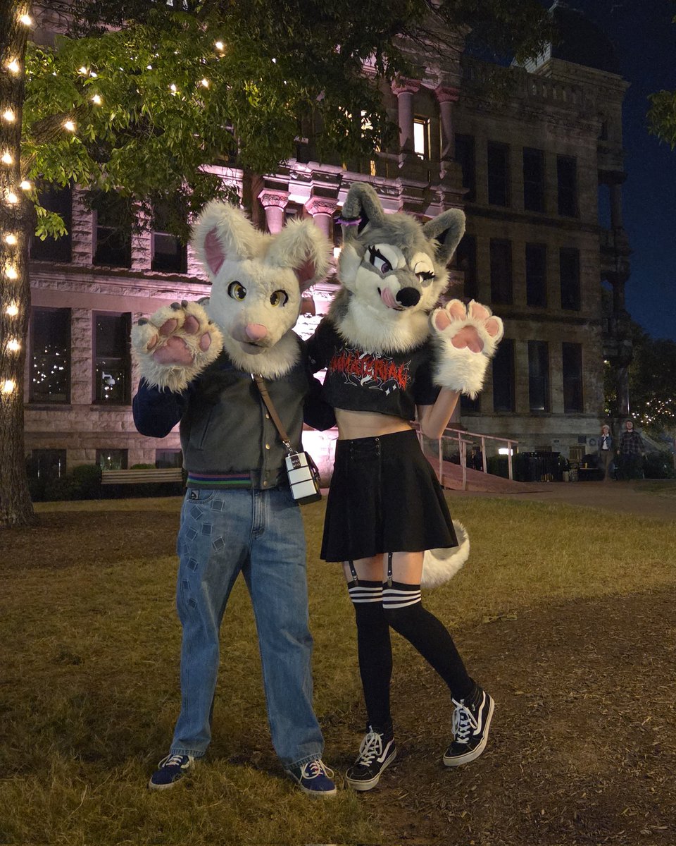 Me and <a href="/Zwoop3/">Zwoop!</a> wishing you a spoooooky Halloween! 👻 #FursuitFriday