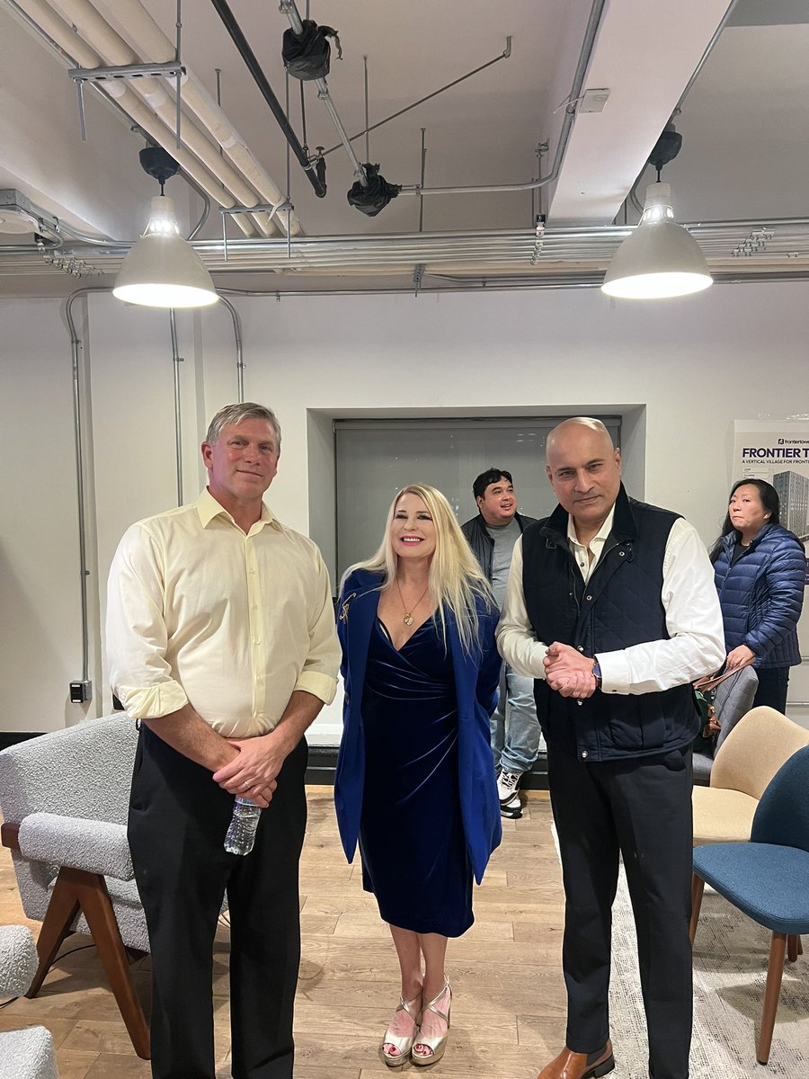 zoltan_istvan's tweet image. Really fun time last night at my Gov campaign event where I was interviewed by Lesya Hendrix! About 65 people attented! Thank you for coming. We can do this!
#Zoltan2026 #CaliforniaGovernor #BasicIncome