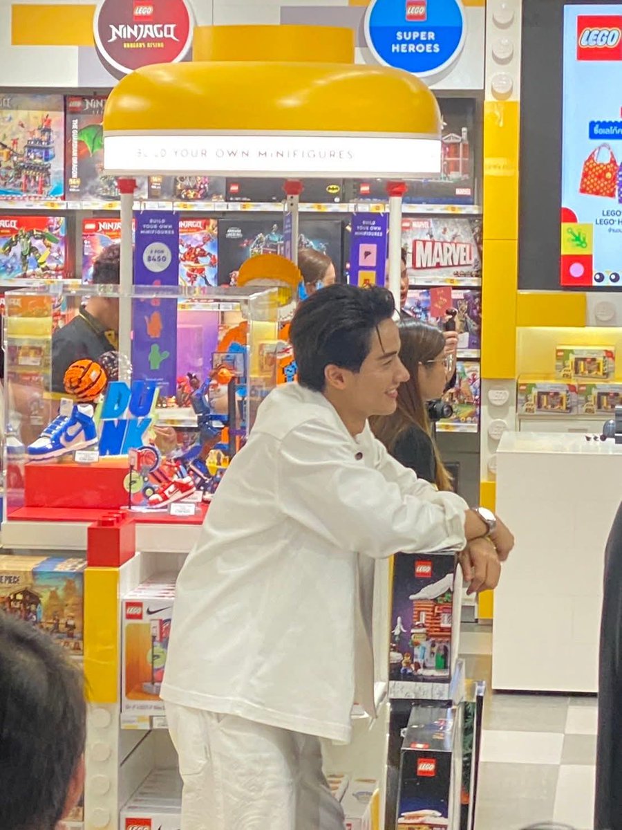 Rivka233's tweet photo. @Tawan_V      💙🐳#LEGONewStoreCentralChiangMaixTayNew #TayNew #taytawan https://t.co/b0vTj7PuVj