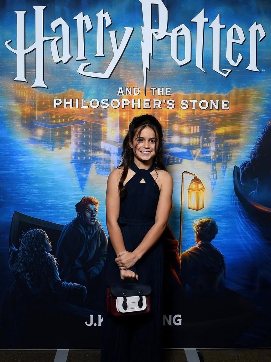 Primeira aparição de Arabella Staunton no tapete vermelho evento lançamento das edições em audiolivro de Harry Potter 🥹

O início de uma longa aventura para a nossa nova Hermione Granger!