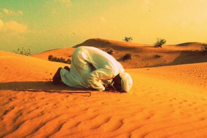 من لا  يصلي   لاتعده    غناوي 
فقير لو ماله كثر مال   قارون

لوغرته دنيا الترف  وش تساوي
الامات تحت لارض بالقبر مدفون 
#فهدشارع