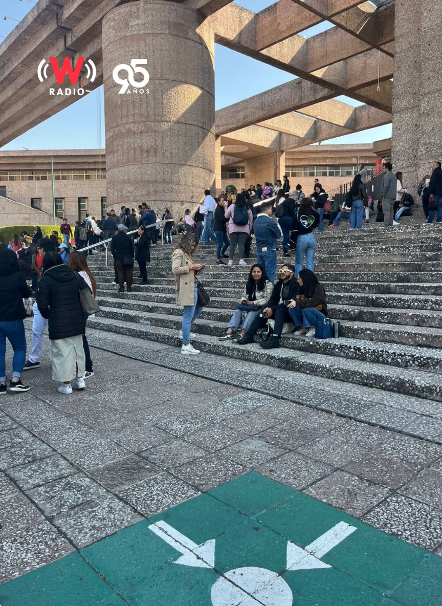 WRADIOMexico's tweet image. Este viernes, trabajadores del #PoderJudicial iniciaron un paro de labores a nivel nacional por los despidos masivos de personal eventual, además de exigir el pago retroactivo de un bono correspondiente desde el mes de enero.
📹: @sandovalvictor vía #ReporterosW…