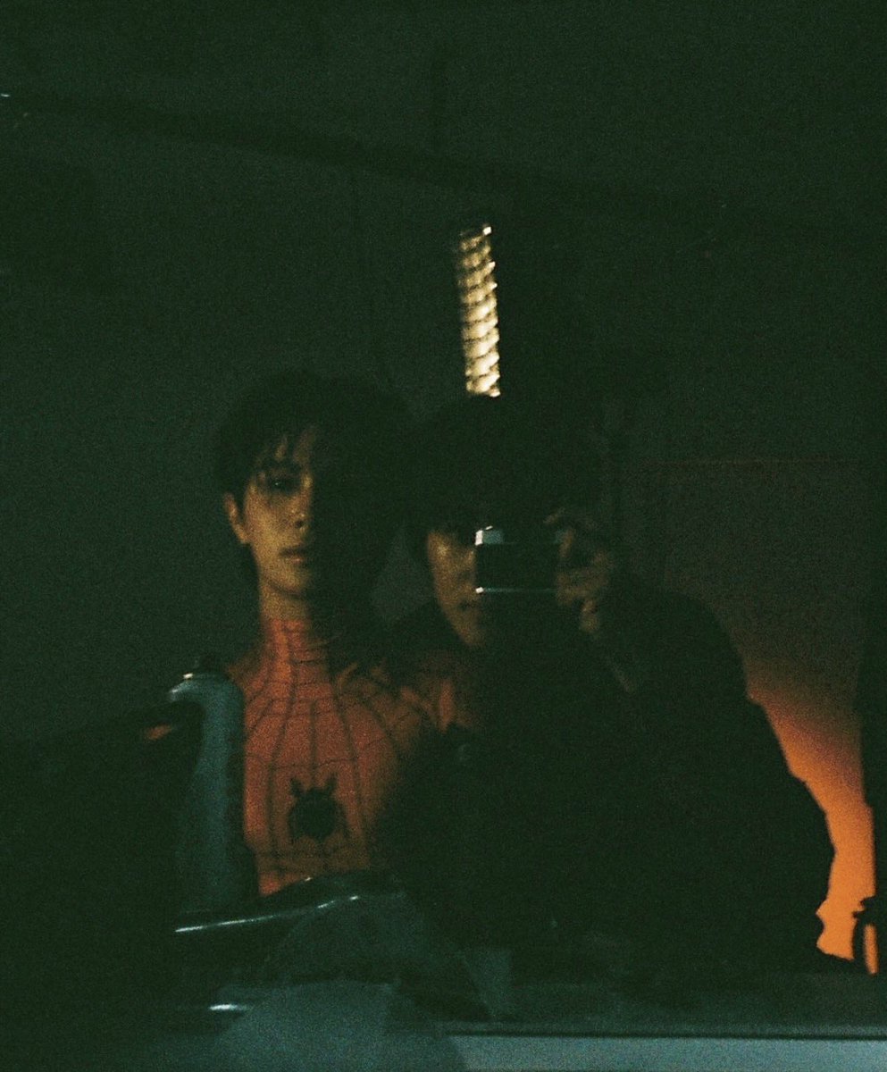 Well HE KNOWS HOW TO HOLD A CAMERA 

#WilliamEst