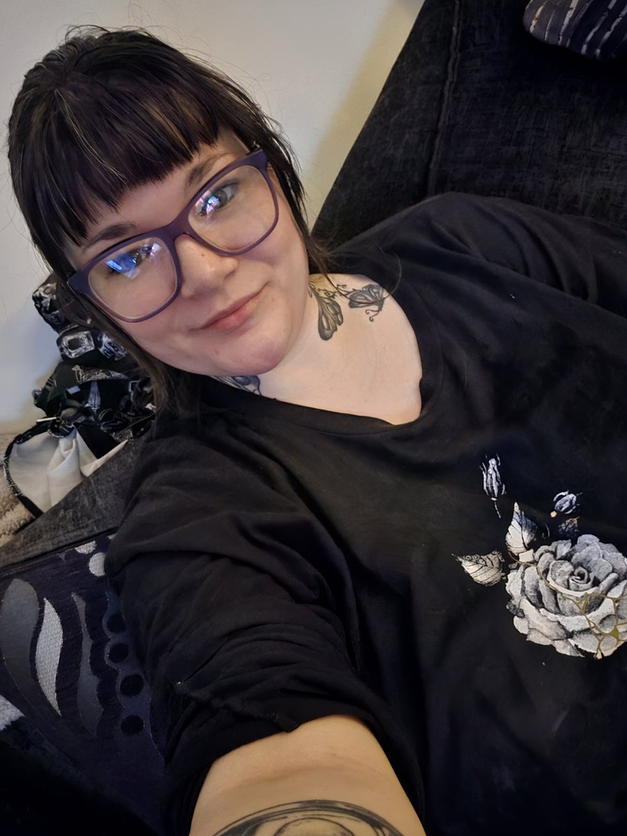 CrownRoseMaria's tweet photo. Not used to this HD camera 🤔🥰
Oh and Blessed Samhain 🎃💀👻
#notfilter #noedit #noeditnofilter #nomakeup #justme https://t.co/I0iVWBonWF