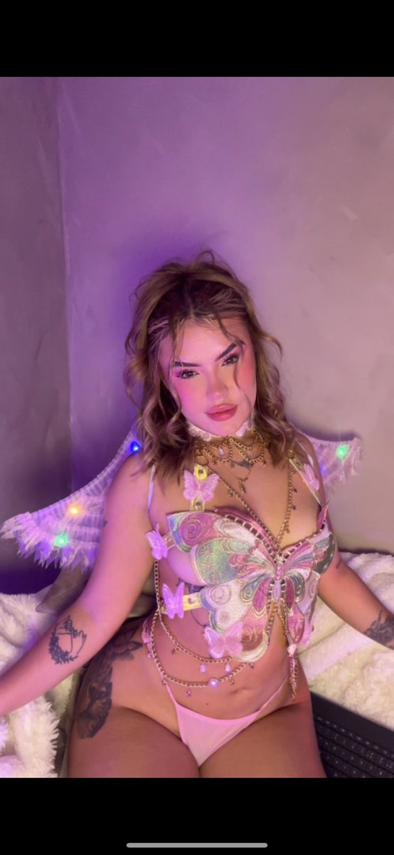 fernanda_canon0's tweet photo. A touch of glitter, a sigh of mystery… and maybe a little mischief floating in the air 💖🧚‍♀️https://t.co/wWMsvJwiYz @CamsodaLife https://t.co/LjwDKmv4dp