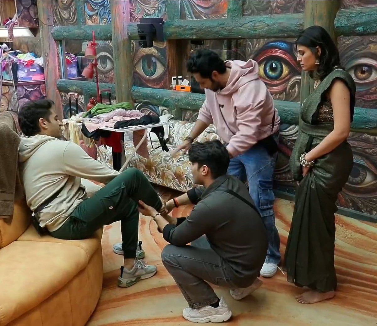ItsABhere's tweet image. #Abhishek: Went to check on GK when he was hurt (ungrateful friend)

#Gaurav: Was busy giving dhamkis to Abhishek behind his friend when his leg got burnt..

Clearly shows who is a friend &amp;amp; who is an ungrateful..!!

#AbhishekBajaj • #BiggBoss19 • #BB19 •