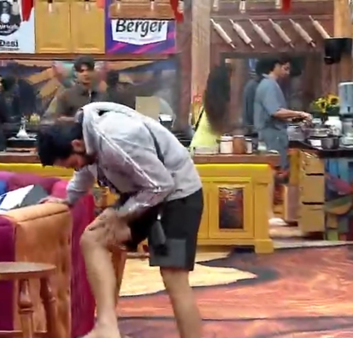 ItsABhere's tweet image. #Abhishek: Went to check on GK when he was hurt (ungrateful friend)

#Gaurav: Was busy giving dhamkis to Abhishek behind his friend when his leg got burnt..

Clearly shows who is a friend &amp;amp; who is an ungrateful..!!

#AbhishekBajaj • #BiggBoss19 • #BB19 •