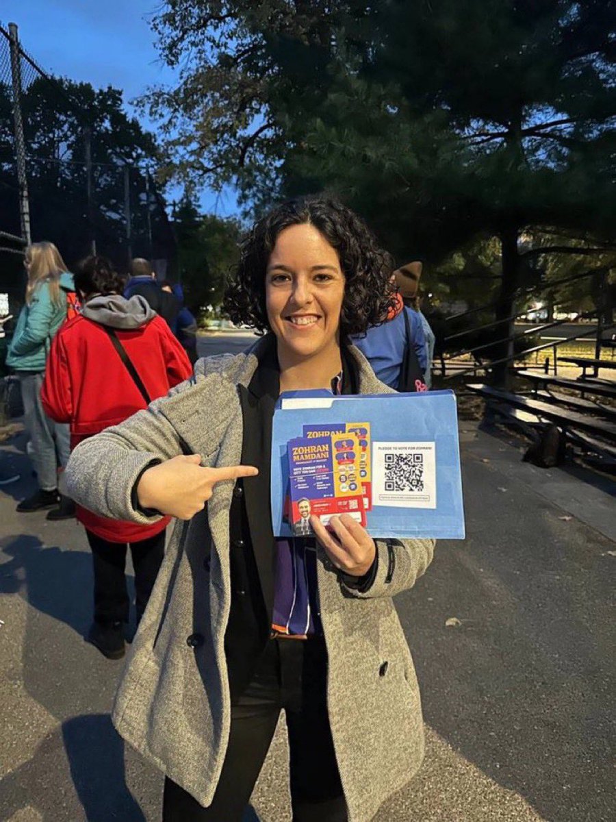 En toute logique, Manon Aubry, députée 🇪🇺 se rend à New-York en pleines vacances de la Toussaint aux frais du contribuable pour soutenir un candidat 🇺🇸 lié à des réseaux islamistes. Plus c’est gros, mieux ça passe.