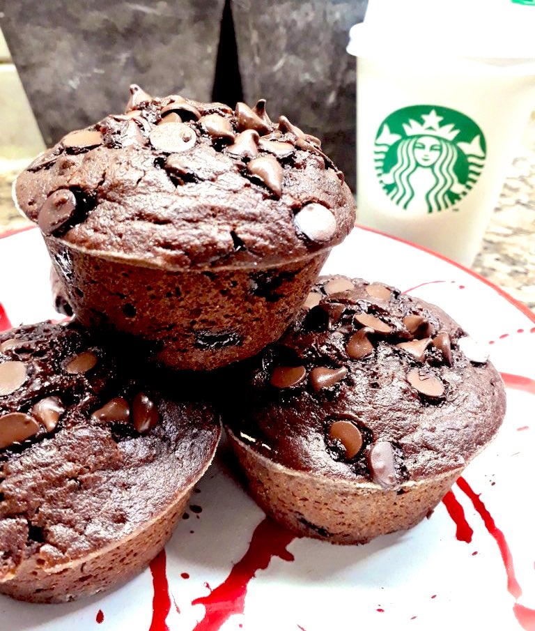 Muchos me han conocido en esta red por las réplicas que hicimos de Starbucks.

Vamos a recordarles a los nuevos seguidores estos Muffins de Chocolate con Chips, lo fáciles y ricos que salen.

Receta en hilo y si le das un RT seguimos evangelizando pasteleros 👇