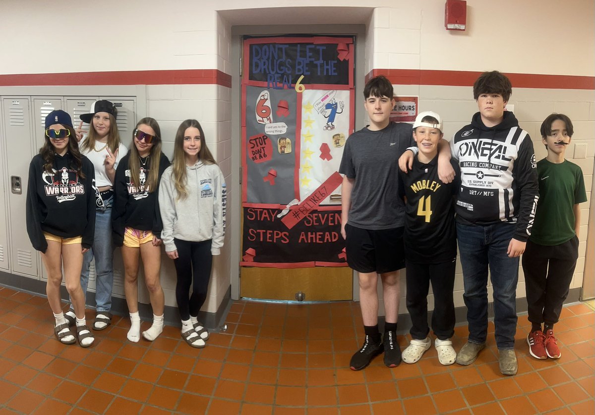 ChevalierFPCS's tweet image. Our mentoring door decorators. #redribbonweek