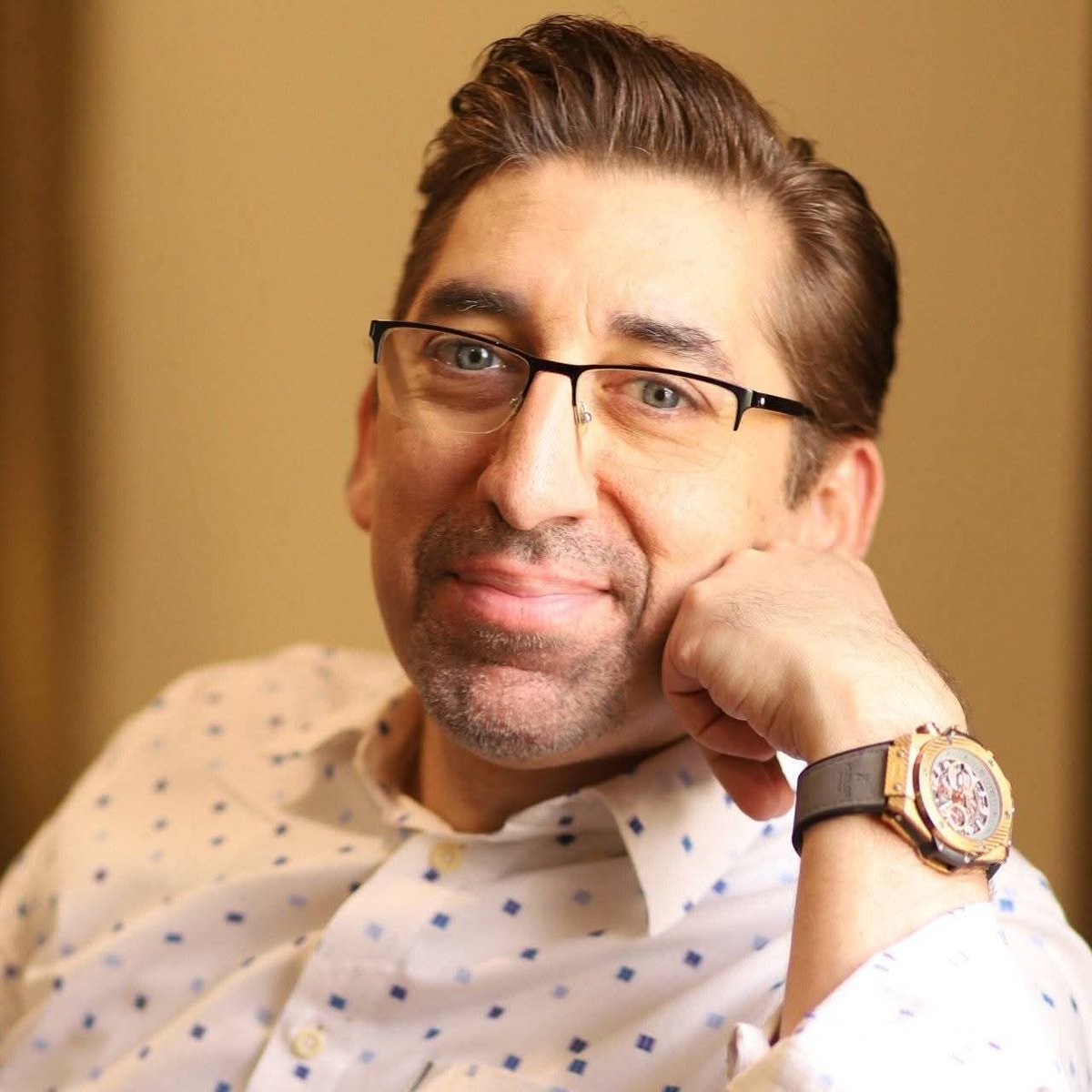 جب پاکستان چھوڑ کے گیا تو واپسی کا ٹکٹ بھی نہیں لیا، سوچا کبھی واپس نہیں آؤ گا! ایک شام نیو یارک میں اکیلے بیٹھا ہوا تھا اور ایک دوست کا فون آیا لاہور سے وہ لاہور کے جو دوست ہیں، اوروں کی طرح وہ سلام نہیں کرتے، وہ گالی نکال کے شروع کرتے ہیں اور اس نے مجھے ایک ایسا لطیفہ سنایا کہ