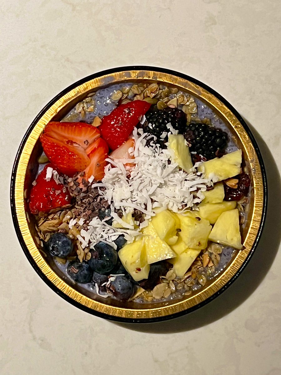ohshutupnigga's tweet image. Just made this blueberry açaí bowl myself #chef