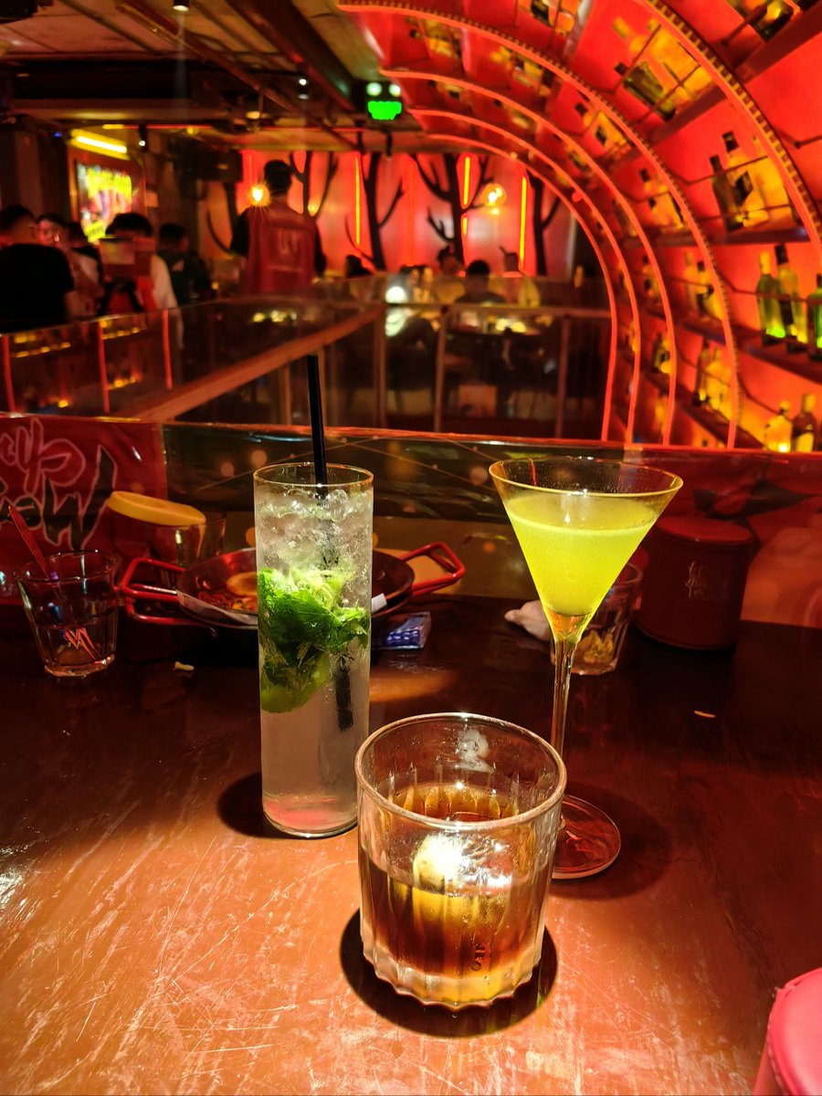 lmsptfdhg's tweet image. The wine doesn’t intoxicate — the night itself is gentle 💫