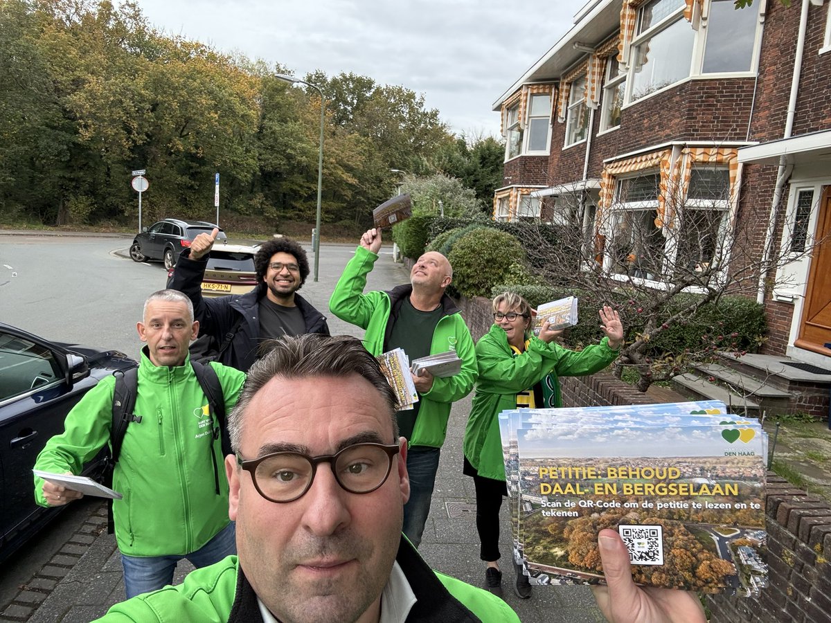 Folderen  tegen een rampzalig collegeplan! PvdD-wethouder wil de Daal- en Bergselaan afsluiten – dé levensader van #Loosduinen, #Bohemen, #Bomen- #Vruchtenbuurt en de #Vogelwijk. Zit niemand op te wachten!
✅ Al meer dan 400 handtekeningen!
✍️ Teken hartvoordenhaag.nl/petitie-behoud…