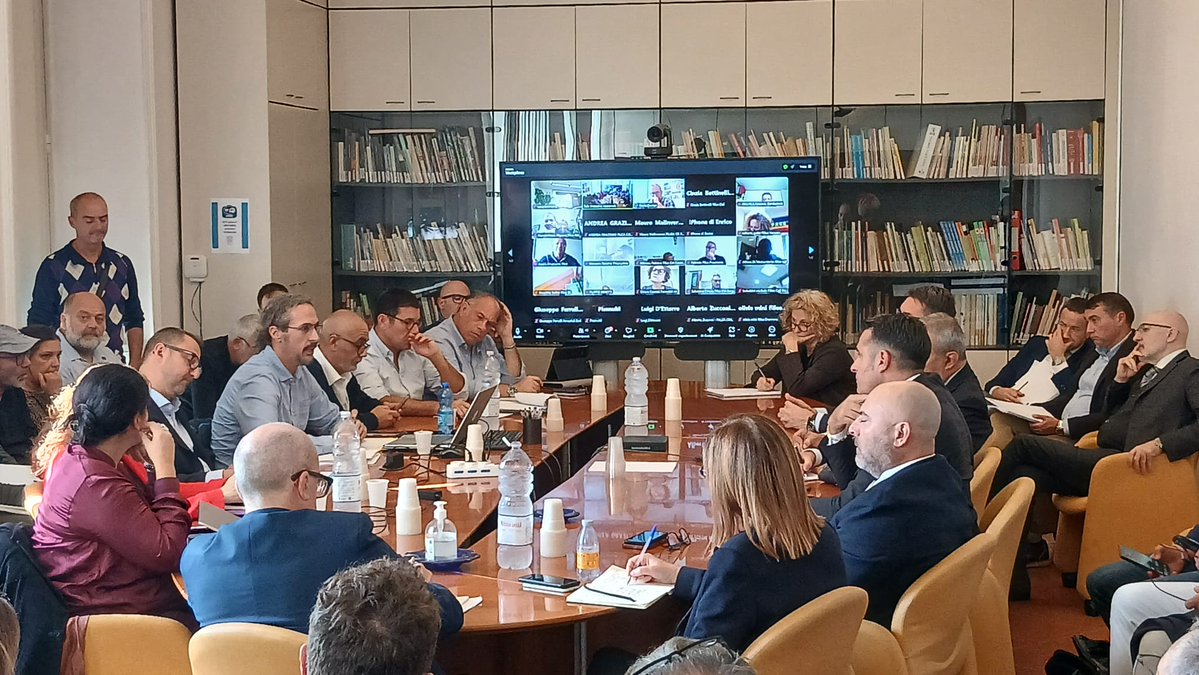 FilcaCisl's tweet image. Rinnovato il #contratto #laterizi e #manufatti industria: 205 euro di aumento per 18mila addetti.
Sindacati soddisfatti: &quot;Siamo riusciti in tempi rapidi ad assicurare un buon contratto ai lavoratori del settore, garantendo un primo aumento già dal mese successivo alla scadenza&quot;.