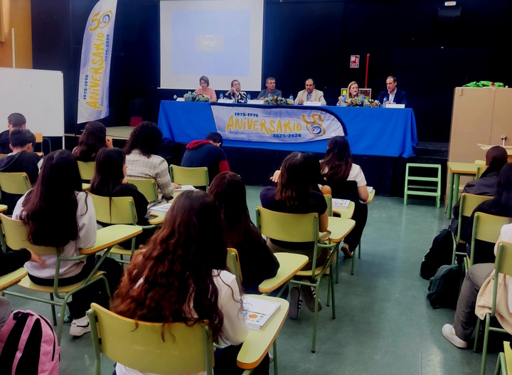 💸📝Medio centenar de alumnos de #TorrePacheco aprenden la importancia de elaborar un presupuesto o planificar sus gastos.

📖🏫La directora del Icref mantiene un encuentro con estudiantes de 1º de Bachillerato de la asignatura 'Finanzas responsables' del IES Luis Manzanares en