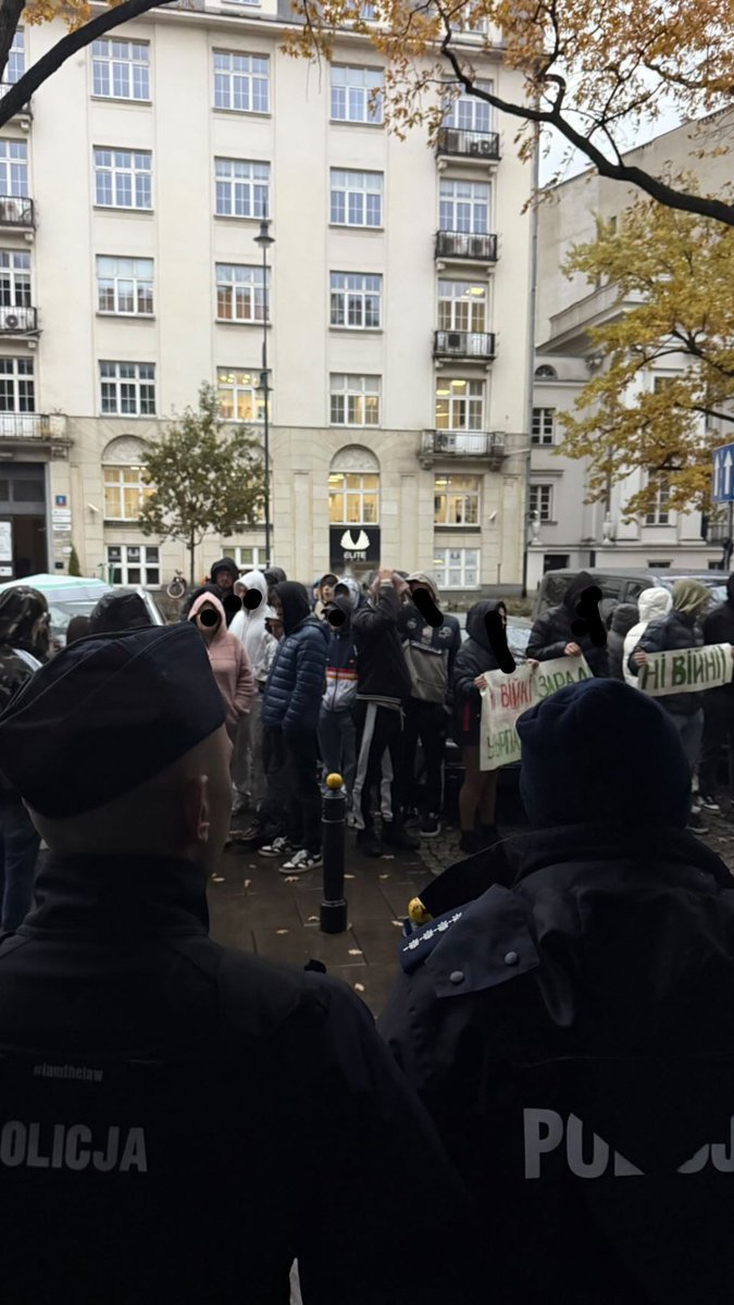1/3 Wczoraj pod ambasadą Ukrainy odbył się „protest”, a właściwie prowokacja. 
Grupa młodych ludzi demonstrowała z hasłami przeciwko wojnie. Można by pomyśleć, że pomylili adresy i trafili tam zamiast pod rosyjską placówkę. Nic bardziej mylnego🧵👇
(Fot. Dawid Dehnert)